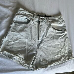 Women’s Levi’s Silver tab mom shorts 30